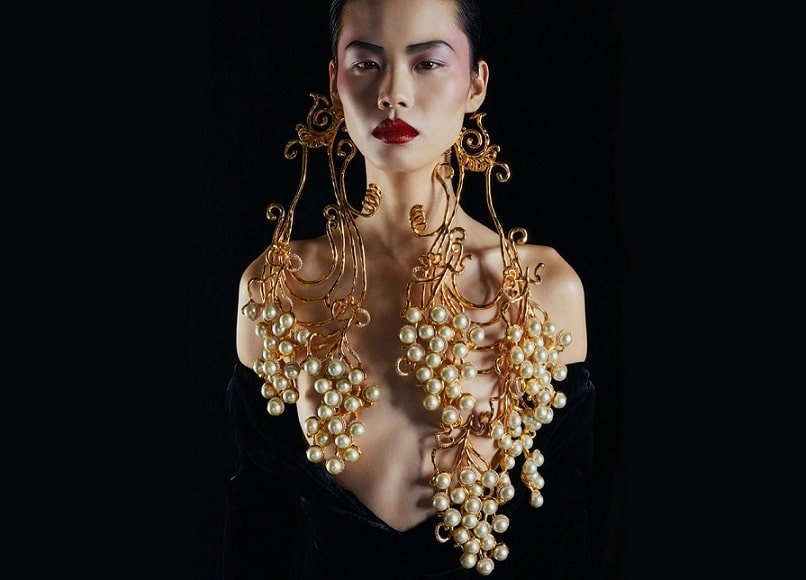 Dubai Jewellery News Schiaparelli Opens Dazzling Dubai Mall Pop Up Filled With Gilded Jewellery and Fashionwear 4