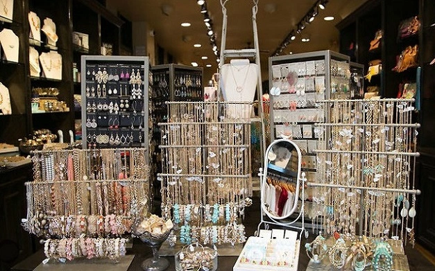 United States Jewelry News Jewelry Clothing and Accessory Retailer Francesca s to Close All 450 Boutiques Across the United States 1